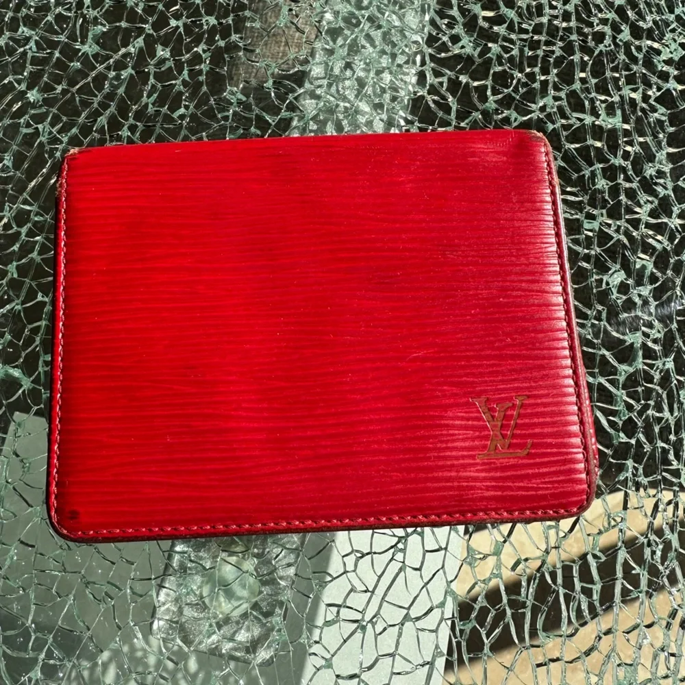 LOUIS VUITTON CARD CASE. RED. GUC